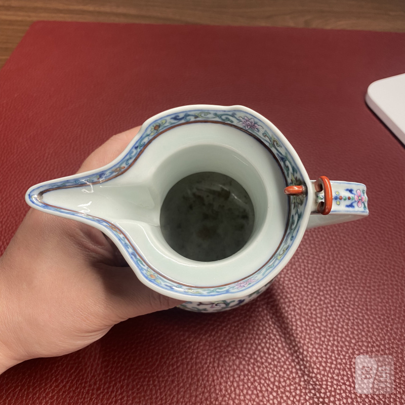 清乾隆 斗彩加洋彩缠枝莲纹小僧帽壶 - 图17